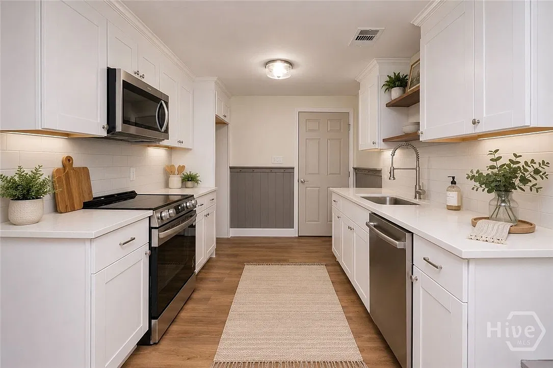 3 bed, 2.0 bath, 1978 sqft, $2,200 — Photo 4