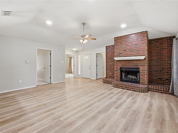 3rd image of 1821 Gettysburg Ln