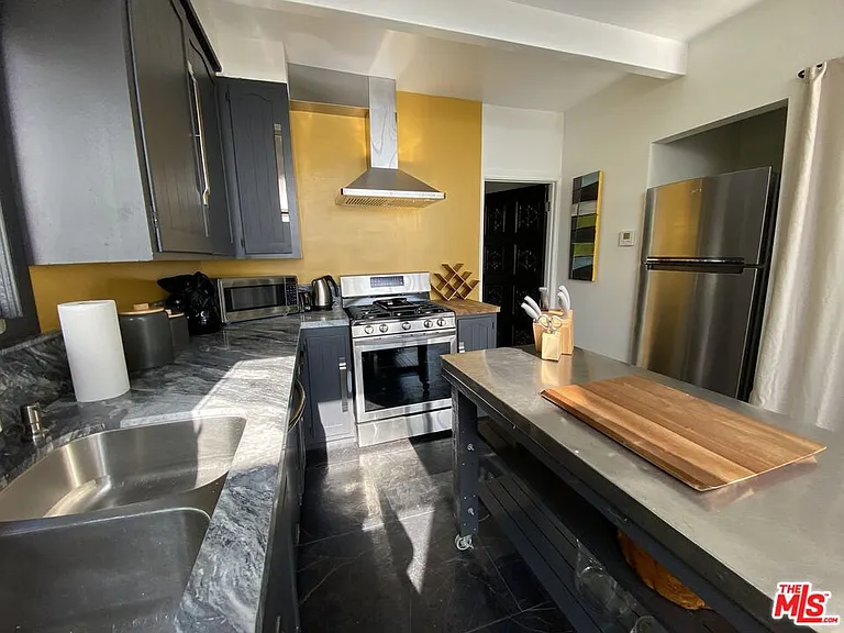 2144 Sunset Plaza Dr — Photo 17