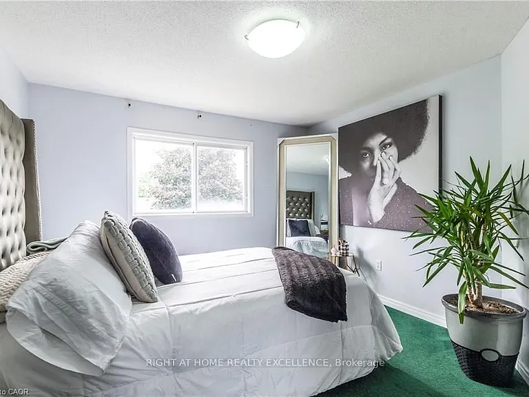 1007 Elgin St N — Photo 14
