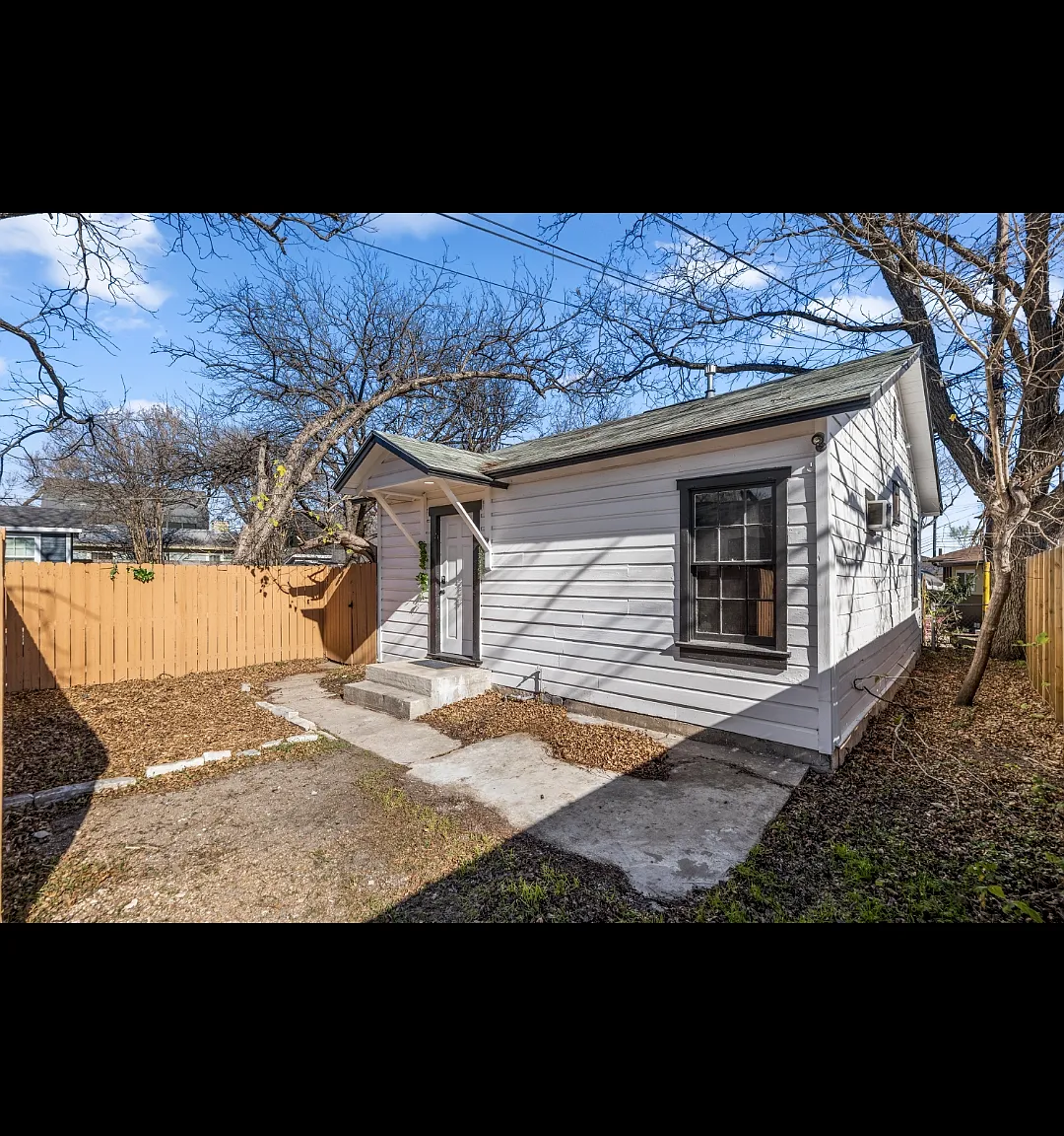 2 bed, 900 sqft, $1,900 — Photo 1