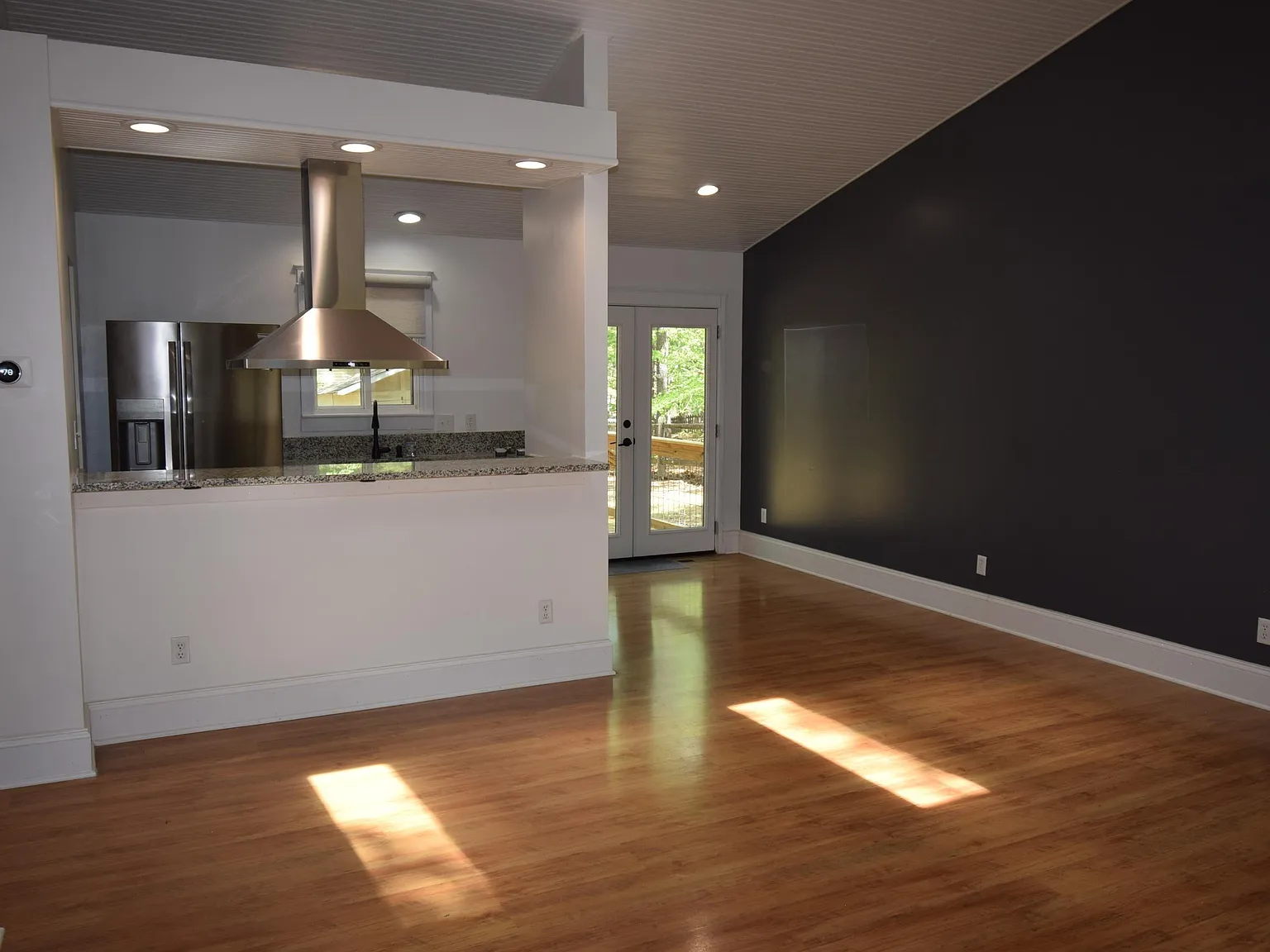 3 bed, 2.0 bath, 1236 sqft, $2,000 — Photo 3