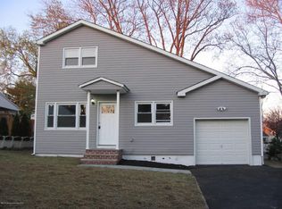 16 Iroquois Dr, Parlin, NJ 08859