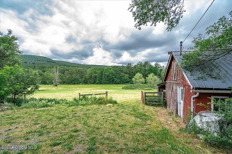 4th image of 863 Blodgett Hill Road