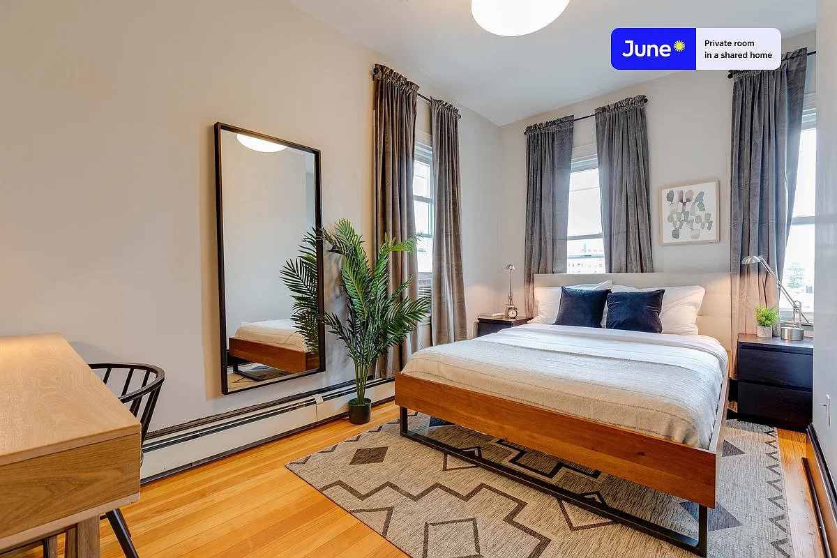 Queen bedroom in 4 bed/1.5 bath home in South Boston #194 3A — Photo 1