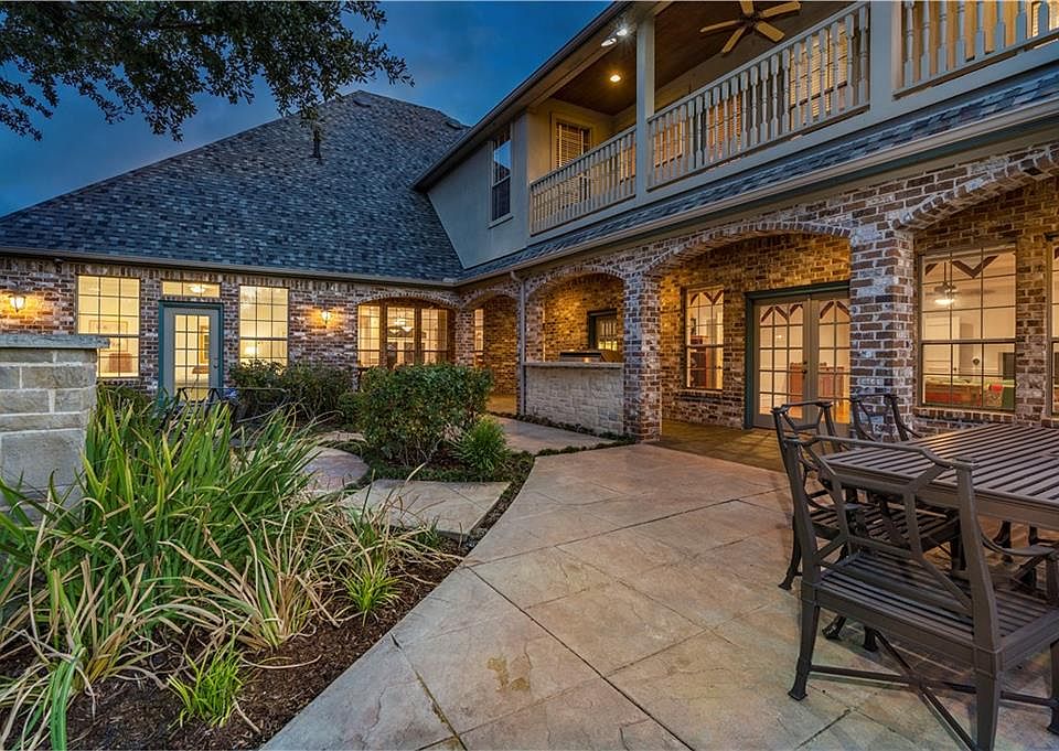 1st image of 2820 Twin Coves Dr