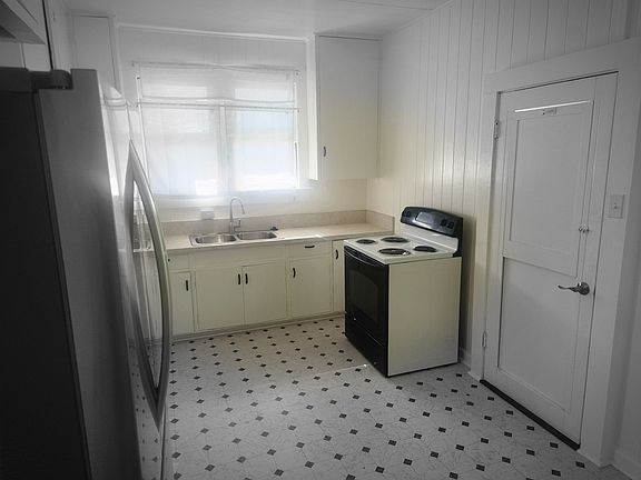 3rd image of 458 Kaumana Dr