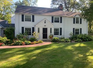 1117 E Fox Ln, Fox Pt, WI 53217