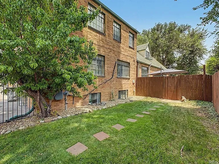 1405 Dexter St — Photo 23