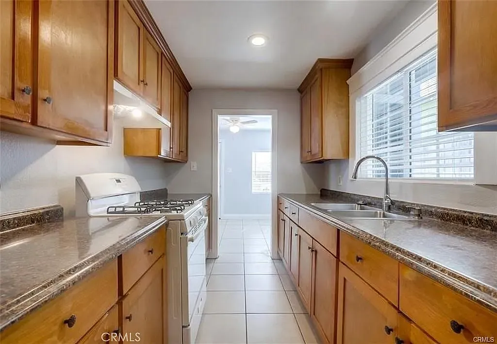 1 bed, 1012 sqft, $1,595 — Photo 3