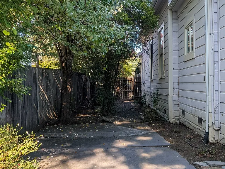 405 N Cloverdale Blvd — Photo 30