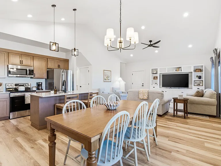 305 E Chevy Dr — Photo 4