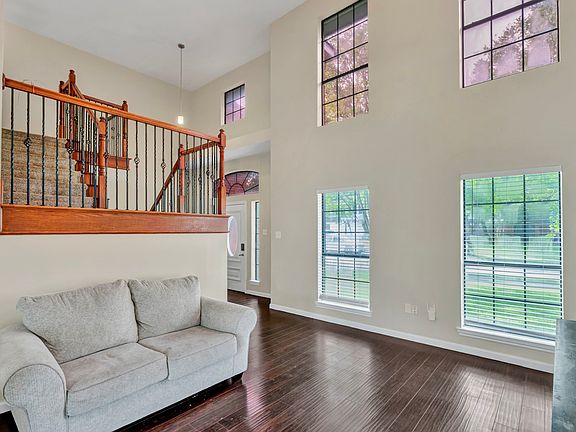 4th image of 326 Baldwin St