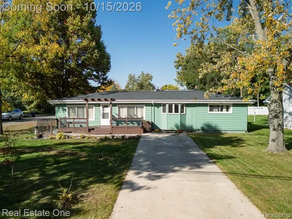 3984 Seeden St, Waterford, MI 48329
