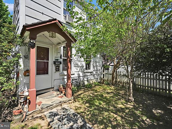 5th image of 745 E Marion St