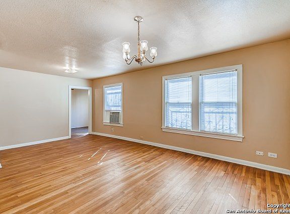 3rd image of 1454 W Malone Ave