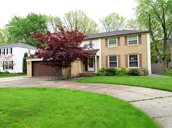 9401 Stoney Creek Ln, Parma Heights, OH 44130