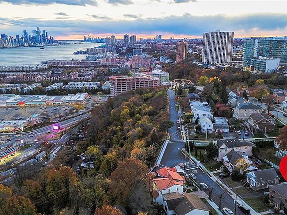 2nd image of 15 Edgewater Rd