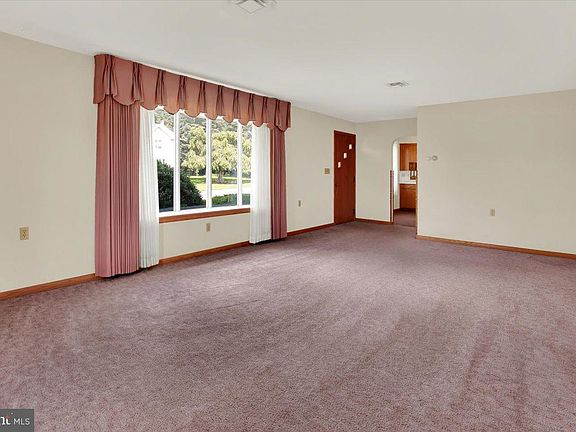 5th image of 109 W Maple St