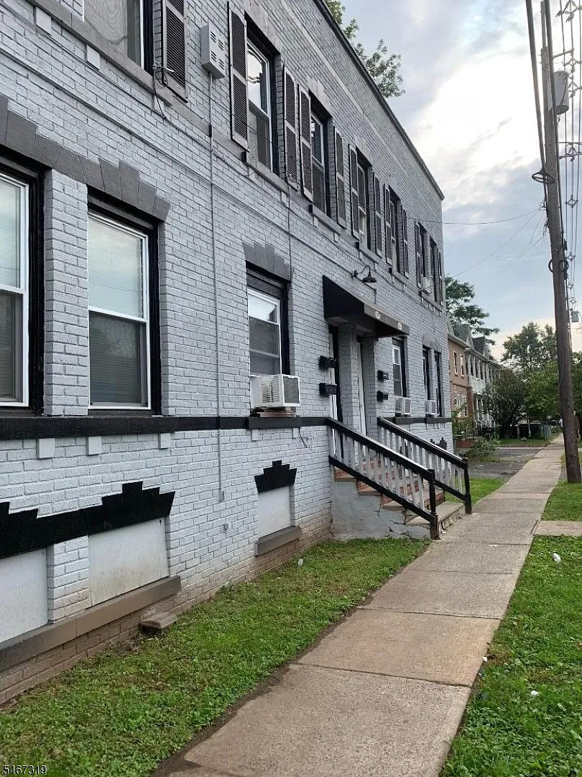 2 bed, 1.0 bath, $2,150 — Photo 2