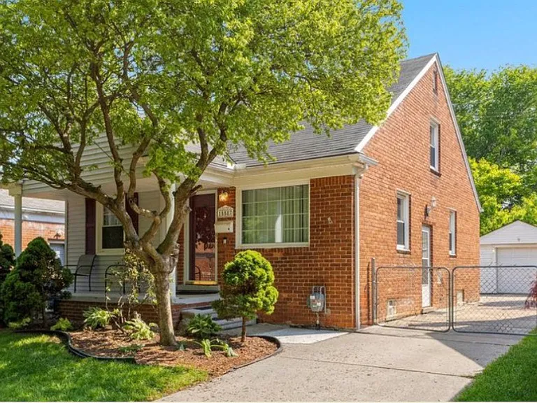 15587 Russell Ave — Photo 1
