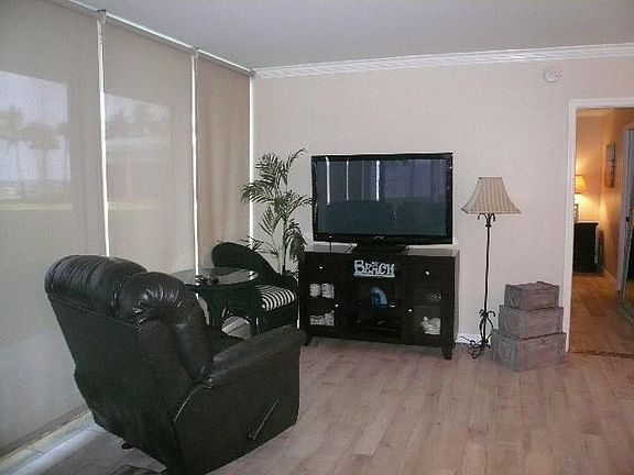 3rd image of 3554 Ocean Dr