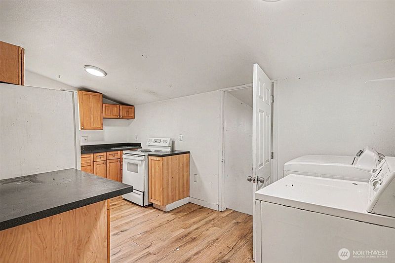 3rd image of 1207 SW cambridge Street