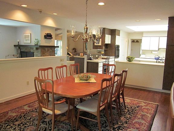 Remarkably rooming dining room w/ hw floors