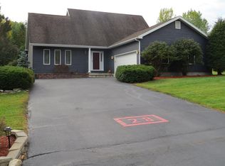 28 Roxie Ln, Morrisonville, NY 12962