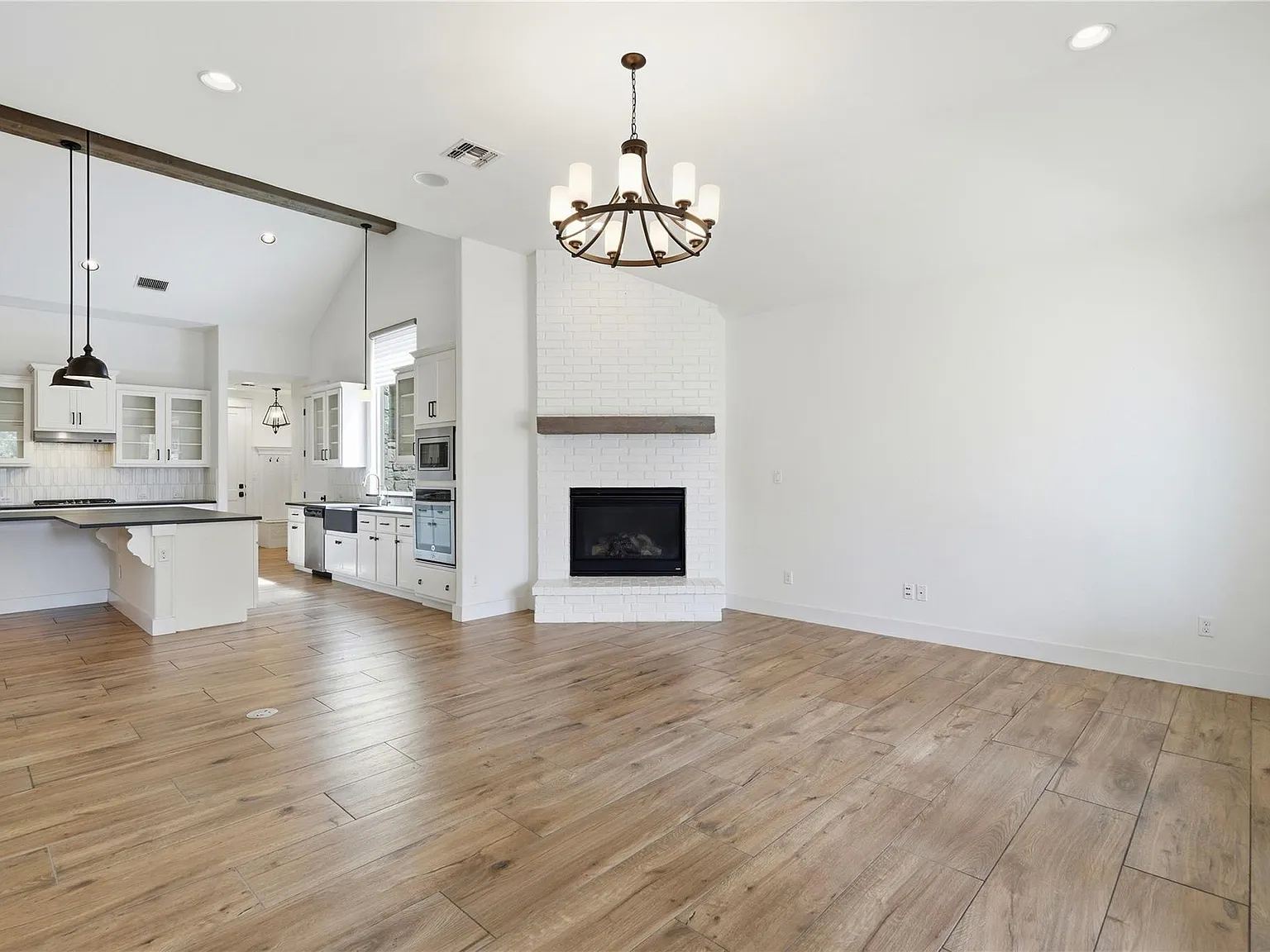 3 bed, 2.5 bath, 2579 sqft, $2,850 — Photo 4