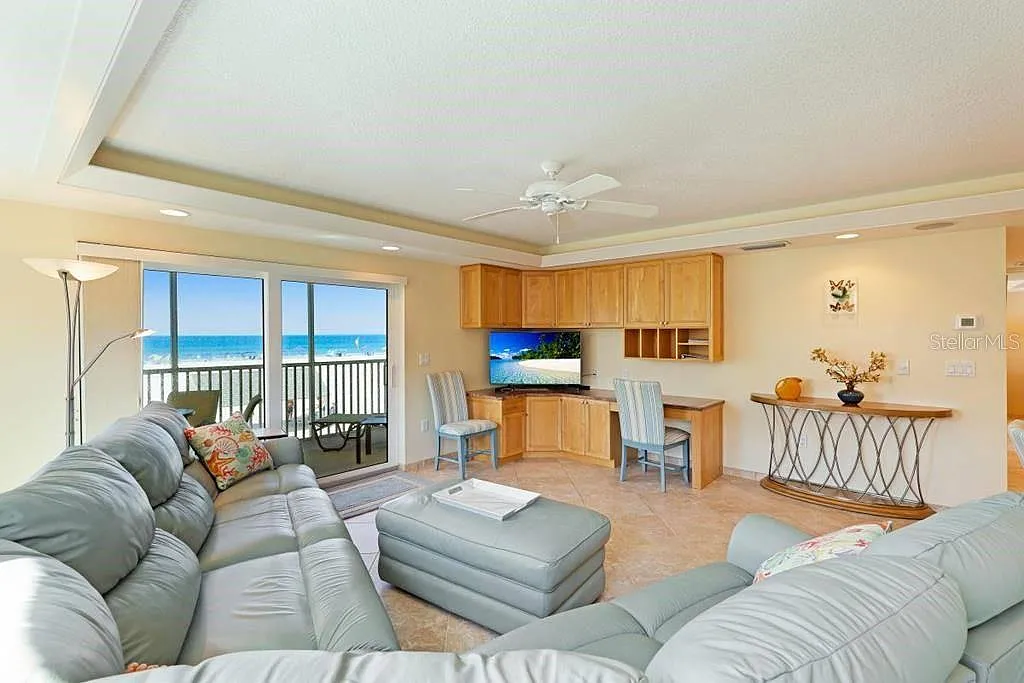 2 bed, 2.0 bath, 1043 sqft, $8,250 — Photo 2