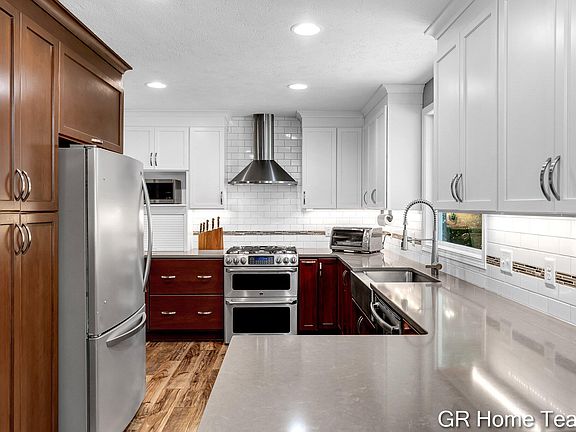2nd image of 2100 Highlander Dr SE