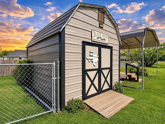 5th image of 433 Holiday Village Dr