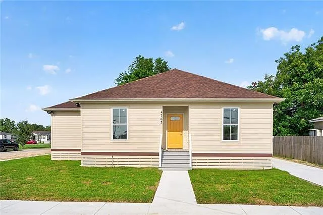 3 bed, 2.0 bath, 1417 sqft, $1,900 — Photo 1