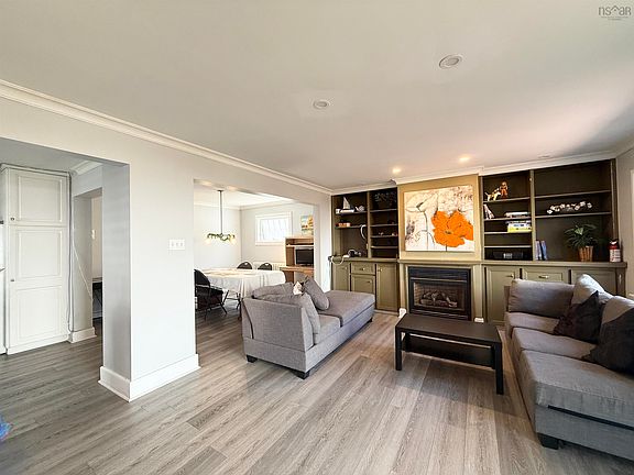 3rd image of McLean St #974