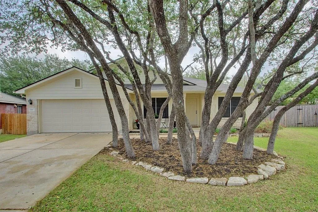 4 bed, 2.0 bath, 2403 sqft, $2,295 — Photo 2