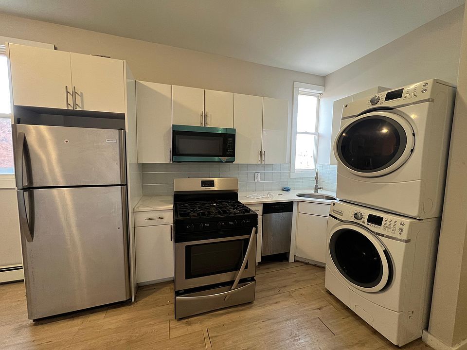 2nd image of 153 Academy St APT 3R
