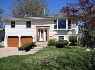 1548 Rosedale Ln, Hoffman Estates, IL 60169