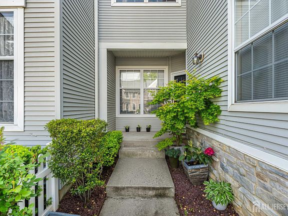 2nd image of 804 Dahlia Cir
