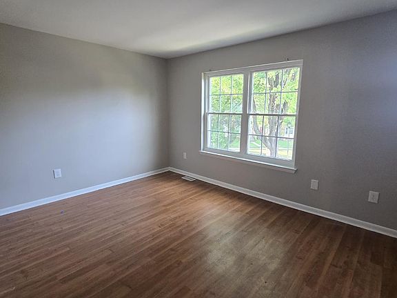 3rd image of 8126 Londonderry Ct