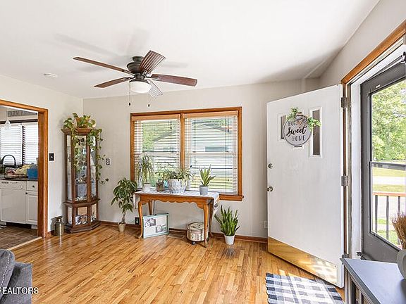 4th image of 809 Glenoaks Dr
