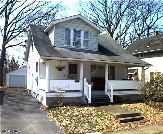 800 Glenwood St NE photo 1