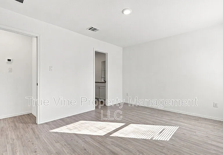 2906 Millikan Dr — Photo 32