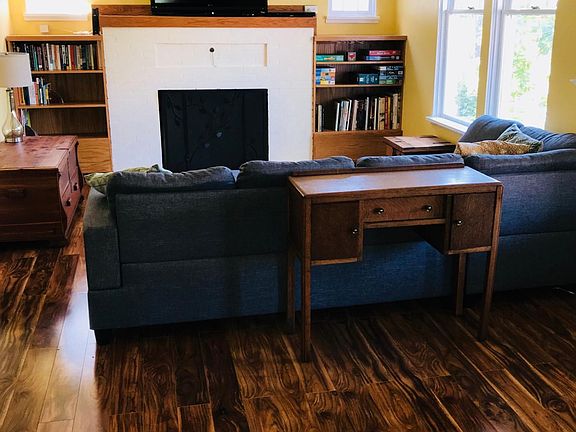 Living room & fireplace 