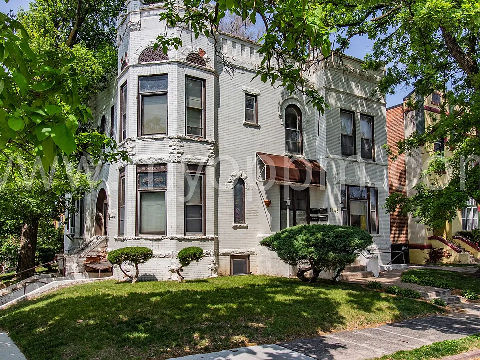 1146 S 32nd St