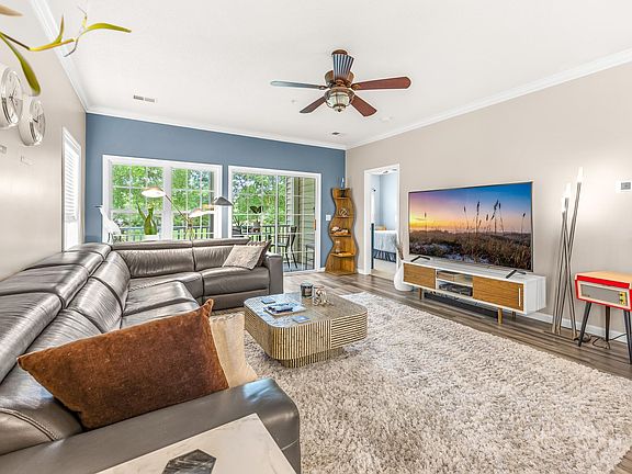 4th image of 5804 Longwood Dr. #201