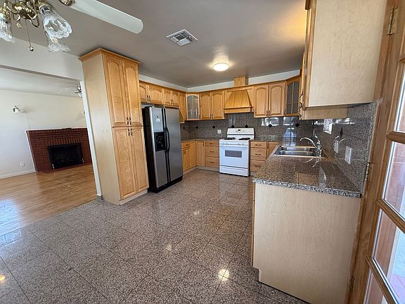 3rd image of 5203 Canoga Ave