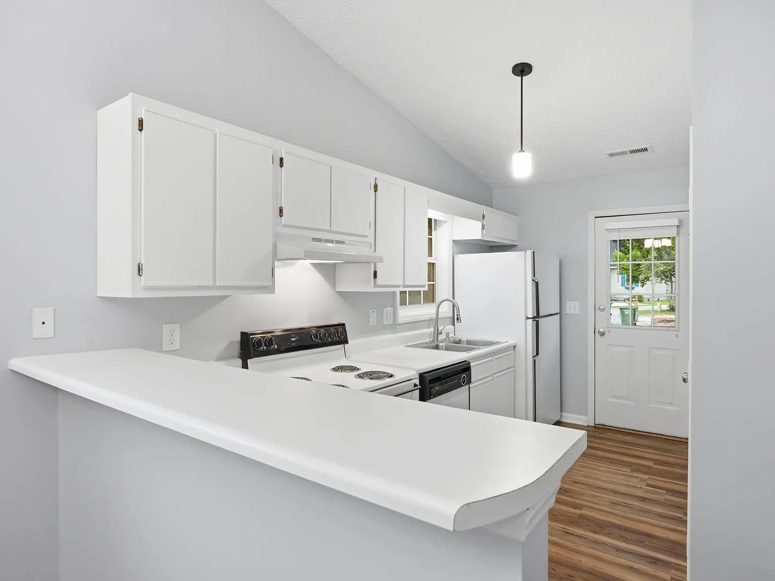 2 bed, 2.0 bath, 890 sqft, $1,895 — Photo 3