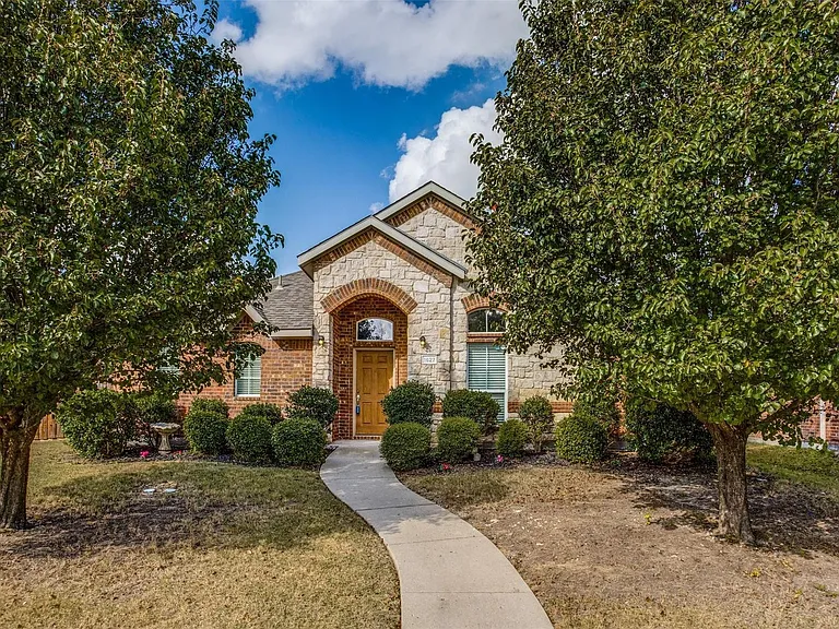 1627 Summerfield Dr — Photo 2