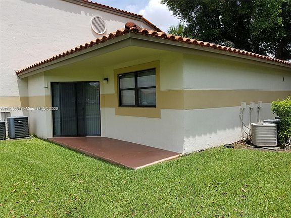 3rd image of 9851 Nob Hill Ct
